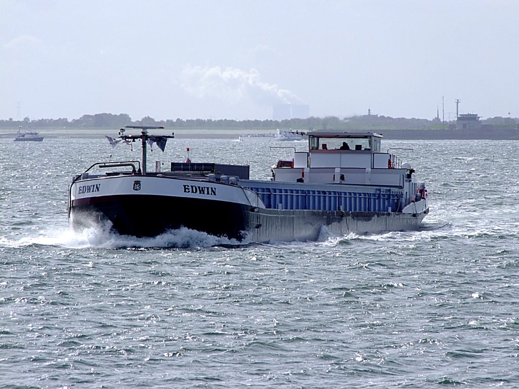 EDWIN(6003237; L=85; B=9,5mtr.; 1600t; Bj.1998)shippert auf der Oosterschelde seinem Ziel entgegen;110829