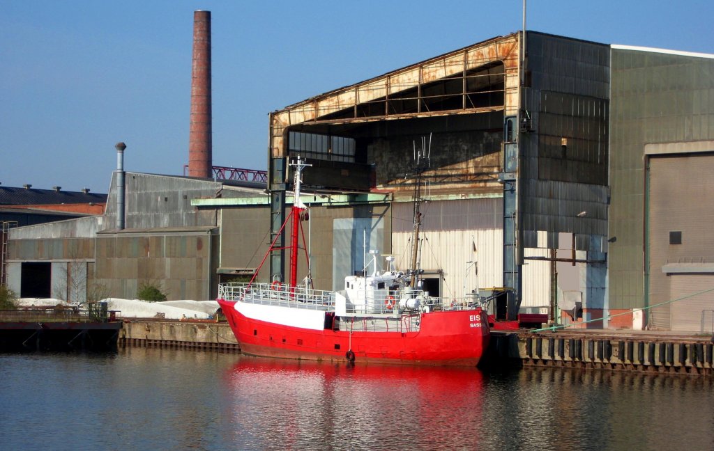 Ehemaliger Fischkutter SAS 317  EISHAI  aus Sassnitz IMO 5099202 liegt am Lbecker LMG-Kai zur Reparatur...  Aufgenommen: 19.4.2012