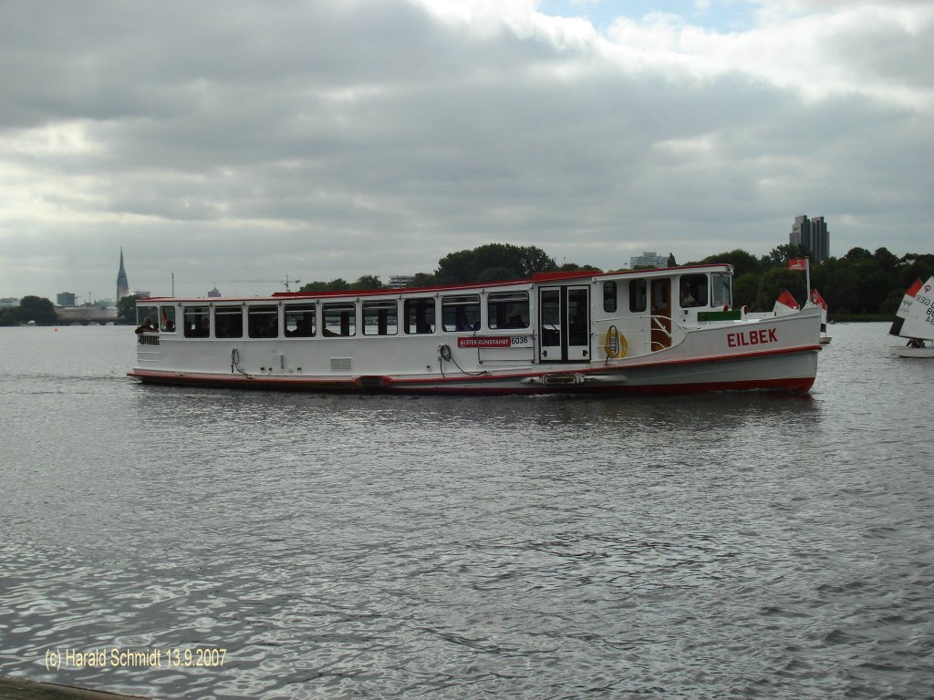 EILBEK (3) am 13.9.2007, Hamburg, Auenalster vor dem Uhlenhorster Fhrhaus /
Alsterdampfer / La 22,22 m, B 4,94 m / Diesel-Elektro DES, MWM, 100 PS, mit Schacht vorn / 200 Pass. / 1951 bei Oelkers, Hamburg-Neuhof / 1961 neuer Motor Daimler-Benz-Diesel, 125 PS, ohne Schacht, jetzt MS / 1962 umgebaut auf Einmannbetrieb mit Anlegemagneten / 1981 DAF-Diesel, 150 PS, Tg 1,43 m, 197 Pass., 
