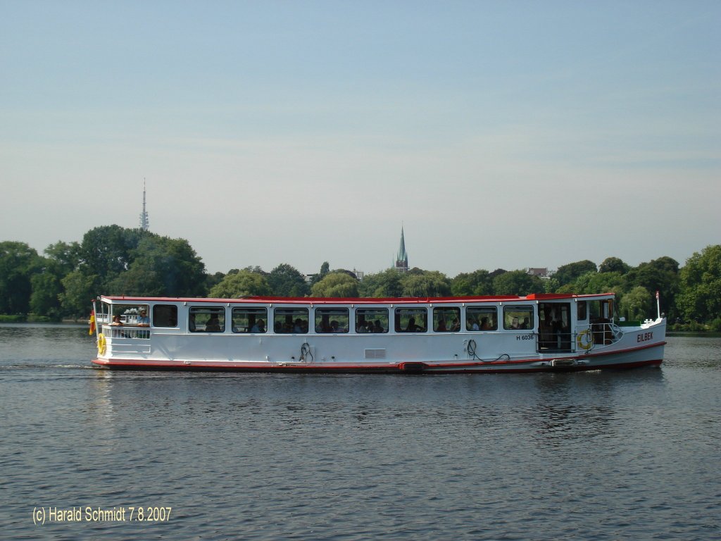 EILBEK (3) am 7.8.2007, Hamburg, Auenalster vor dem Uhlenhorster Fhrhaus /
Alsterdampfer / La 22,22 m, B 4,94 m / Diesel-Elektro DES, MWM, 100 PS, mit Schacht vorn / 200 Pass. / 1951 bei Oelkers, Hamburg-Neuhof / 1961 neuer Motor Daimler-Benz-Diesel, 125 PS, ohne Schacht, jetzt MS / 1962 umgebaut auf Einmannbetrieb mit Anlegemagneten / 1981 DAF-Diesel, 150 PS, Tg 1,43 m, 197 Pass., 
