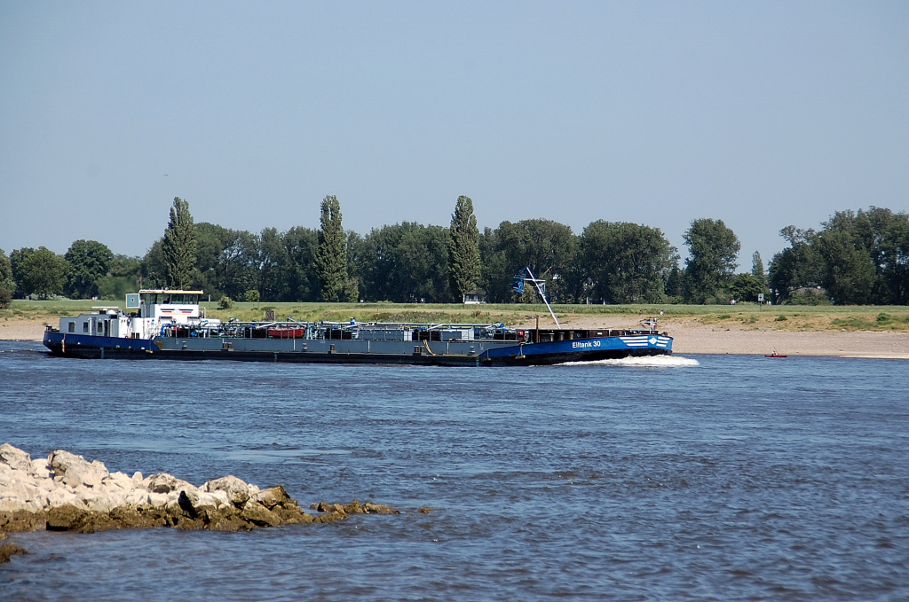 Eiltank 30......na ja ist auch ein Name fr ein Schiff. Hier ist es bei Kaiserswerth am Sonntag den 29.5.2011 zu sehen.