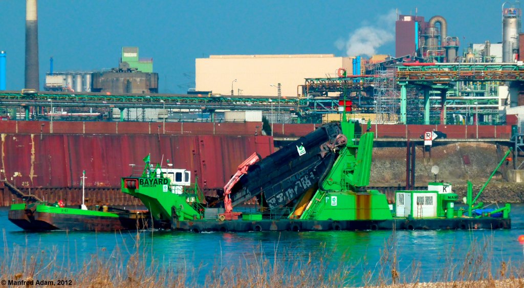 Eimerkettenbagger BAYARD (EINI 06003418) am 15.03.2012 im Rhein bei Krefeld-Uerdingen in Hhe des Chemparks in Aktion.
Lnge(Ponton): 36,0 m, Lnge mit Eimerkettenausleger: 44,0 m, Breite (Ponton): 6,5 m, Tiefgang: 1,6 m, Leistung: 322 kW, Baggertiefe: 11 m.