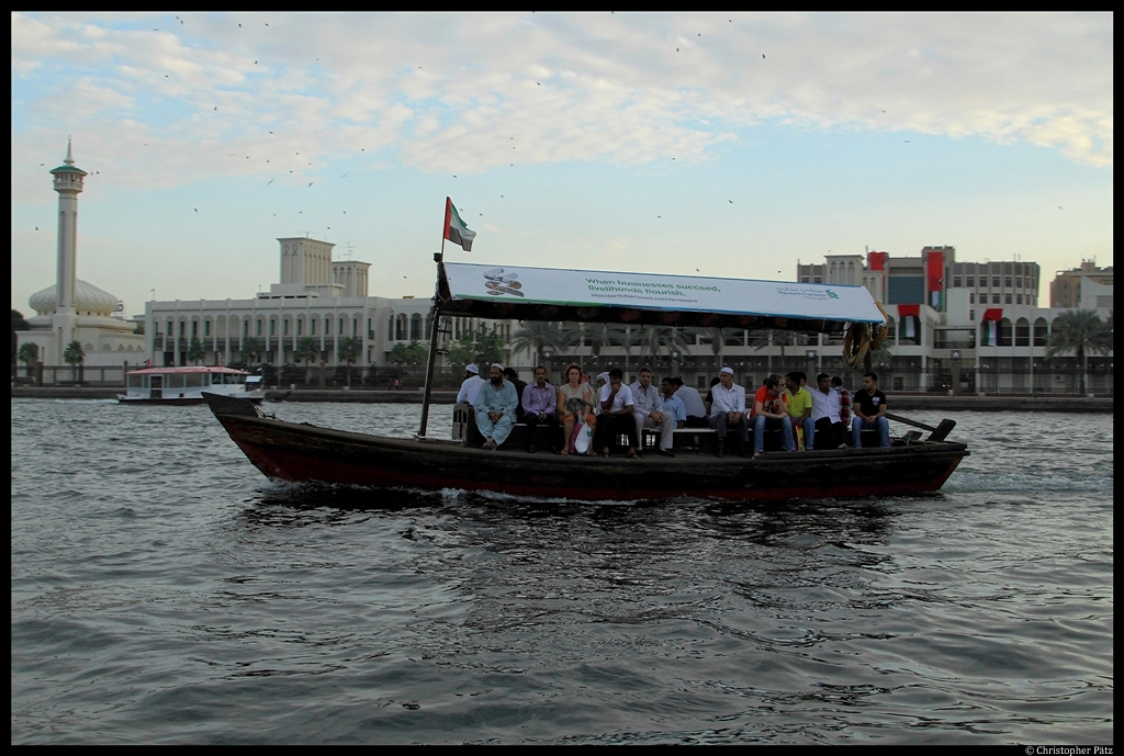 Ein Abra, das traditionelle Wassertaxi von Dubai. Die kleinen Boote dienen vor allem im Dubai Creek als Fhren. (08.12.2012) 