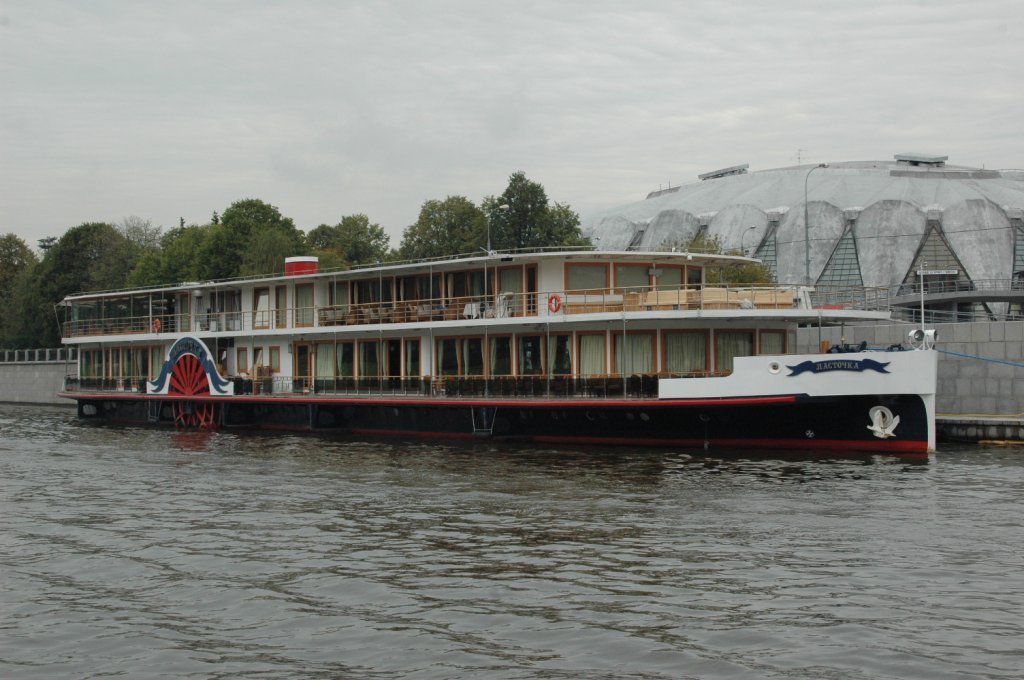 Ein alter Raddamfer als Restaurant auf der Moskwa am Olympischen Park vor der Mehrzwecksporthalle. Fotografiert am 12.09.2010.