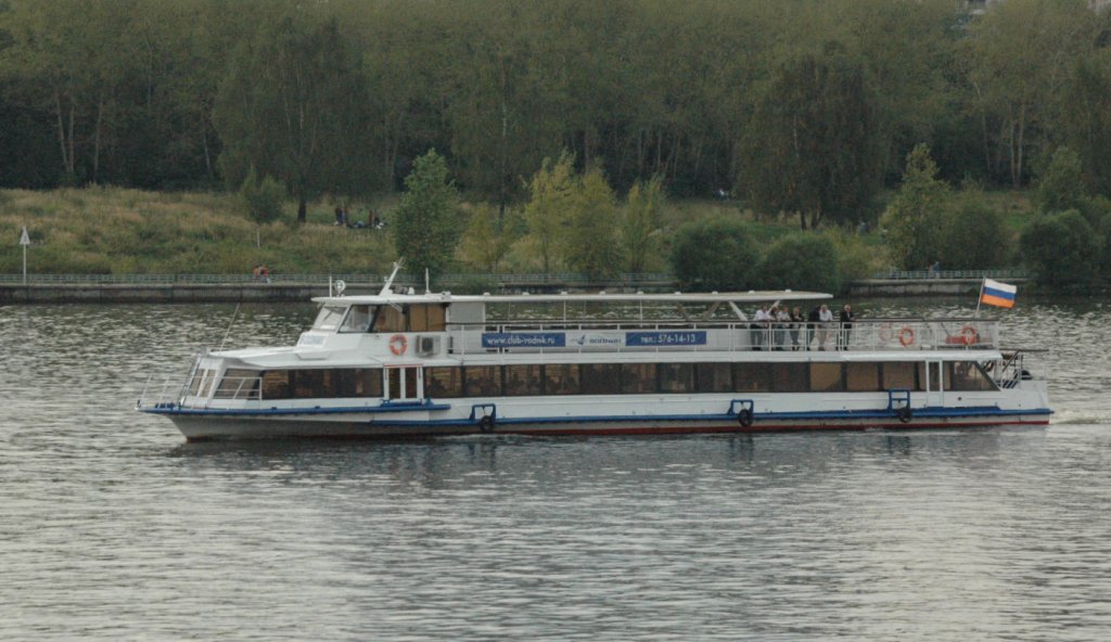 Ein Ausflugsschiff auf dem Moskwakanal  Aufgenommen am 12.09.2010.