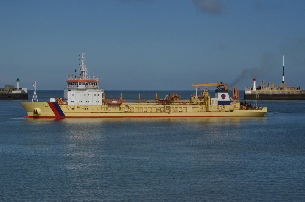 Ein Baggerschiff bei der Arbeit  im Hafenbecken von Le Havre am 29.05.2013 beobachtet.