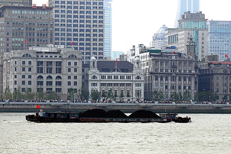 Ein chinesisches Binnenschiff fhrt im Herbst 2010 auf dem Huangpu in Shanghai mit Kohlen Richtung Gelbes Meer.