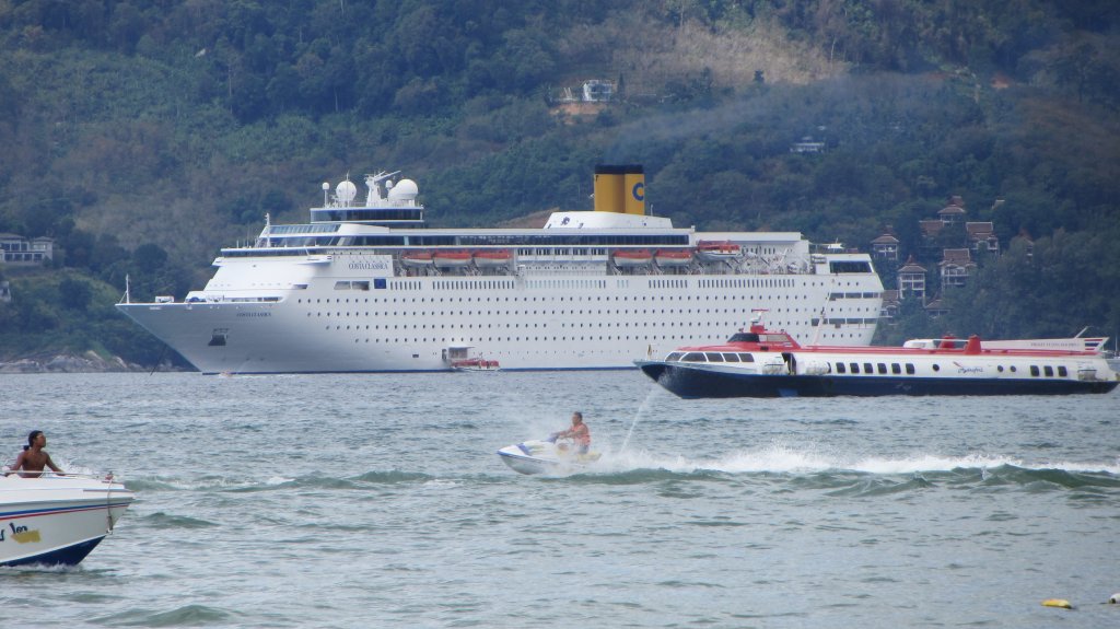 Ein  Costa Classica -Kreuzfahrtschiff vor dem Patong Beach in Phuket am 2.1.2012.