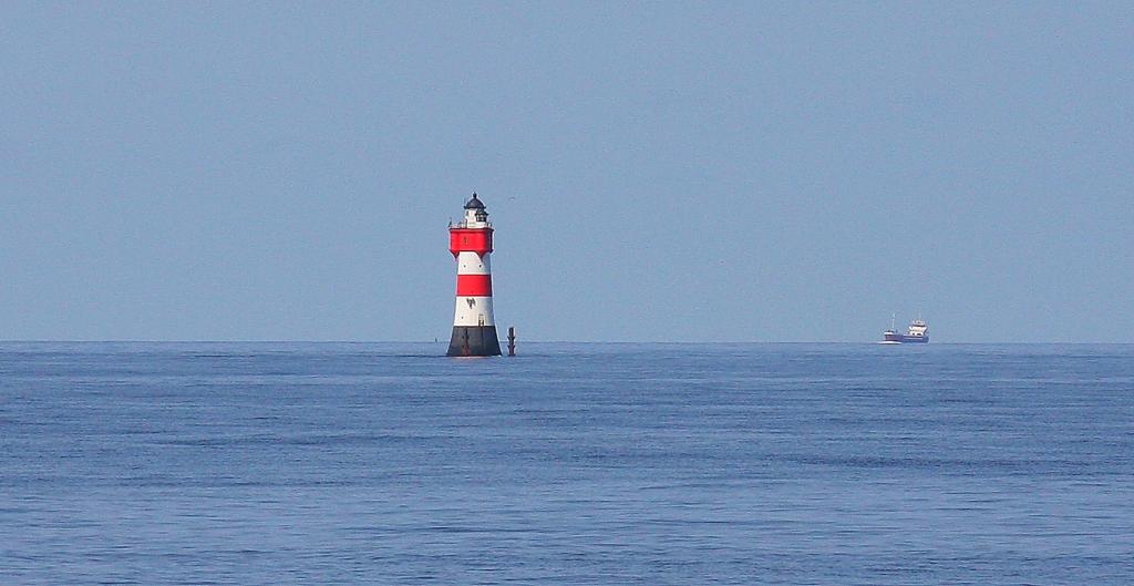 Ein Denkmal im Meer! So weit mir bekannt, ist der Leuchtturm  Roter Sand 
in der Wesermndung heute eine Ferienwohnung, die man exklusive anmieten kann. 