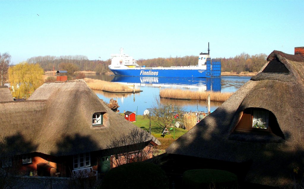 Ein eigenartiger Anblick, die FINNKRAFT IMO 9207883 passiert die Lbecker Fischersiedlung Gothmund mit Kurs Nordlandkai... Aufgenommen: 22.03.2012