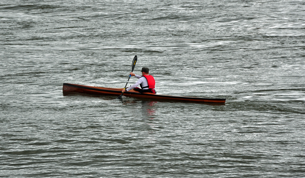 Ein einsamer Kanufahrer auf dem Rhein bei Oberkassel - 30.05.2010