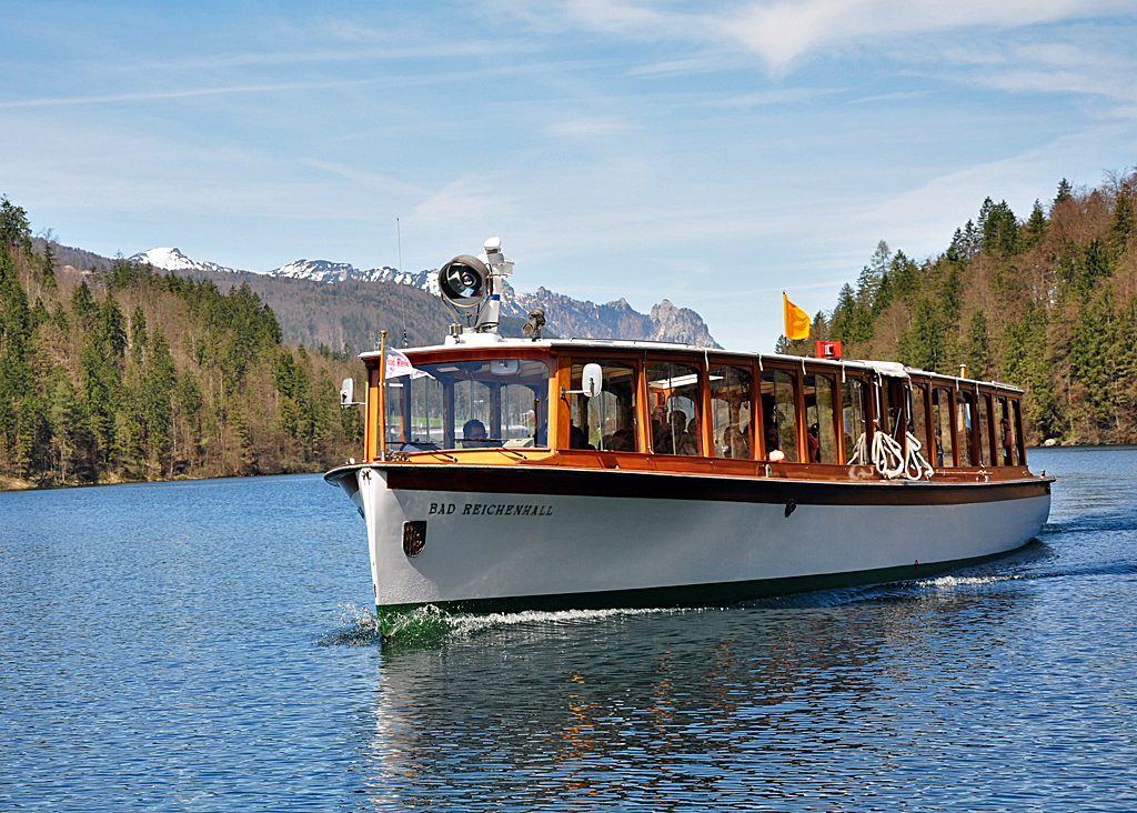 Ein Elektroboot, die Bad Reichenhall,  der Knigssee-Flotte unterwegs auf dem Knigssee - 26.04.2012