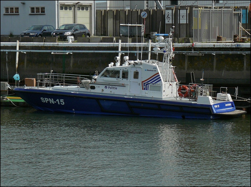 Ein etwas kleiners Polizeiboot aufgenommen im Hafen von Oostende.  11.08.2010