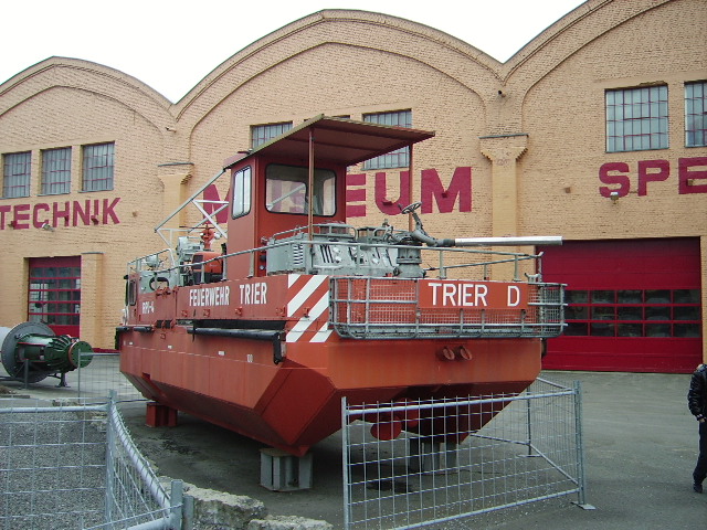 Ein Feuerwehr Boot aus Trier in Technik Museum Speyer am 24.02.11