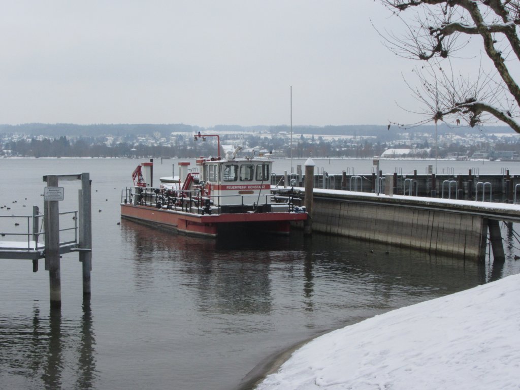 Ein Feuerwehrschiff aus Konstanz liegt hier am Bodensee im Hafen. 8.12.2012