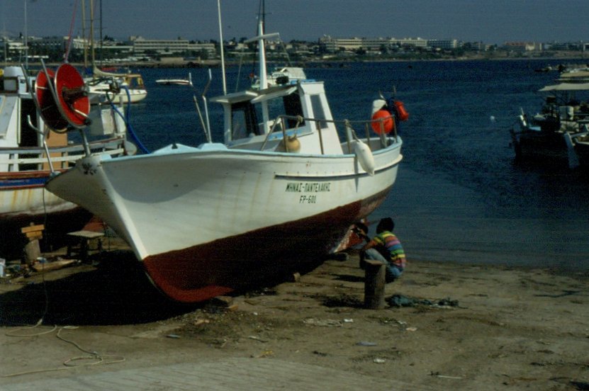 Ein Fischerboot auf der Insel Zypern erhlt im November 1996 einen neuen Anstrich