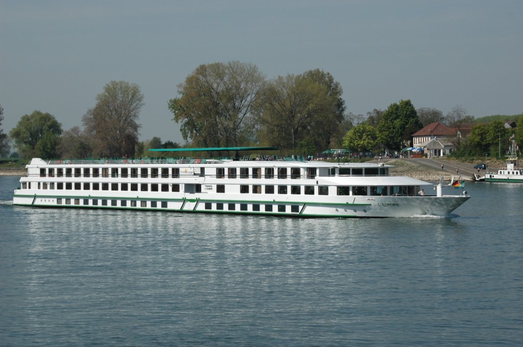 Ein Flusskreuzfahrtschiff L EUROPE bei Gernsheim als Talfahrer am 25.04.2010 gesehen.   