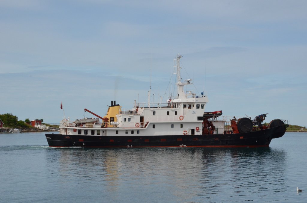 Ein Kabelverlegeschiff im Hafen von Brnnysund am 05.07.2012.