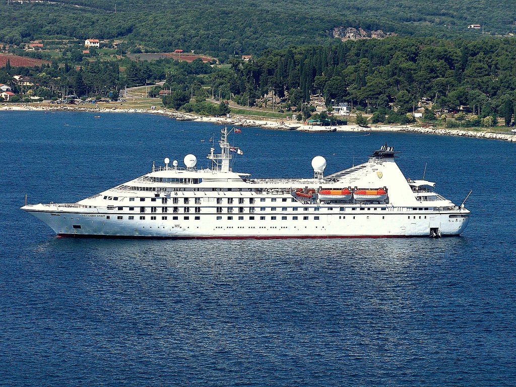 Ein kleinerers Kruzfahrtschiff stheht im Hafen von rovinj (HR). Aufgenommen am 14.07.10.