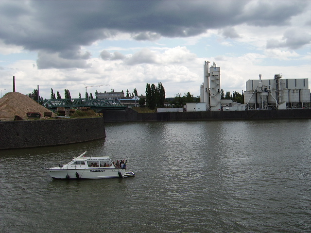 Ein kleines Schiff im Frankfurter Osthafen am 11.07.09