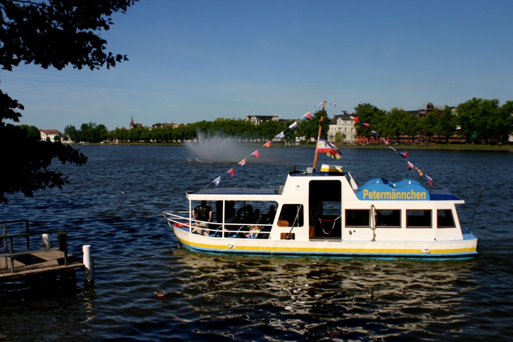 Ein kleines Schifflein dreht seine Runden auf dem Pfaffenteich in Schwerin, Touristen nutzen die Runde zum Ausruhen, Einheimeische sparen  sich den Weg um den
Pfanffenteich in Schwerin.
Aufgenommen am 01.06.2011 gegen 10:08 Uhr als Tourist.