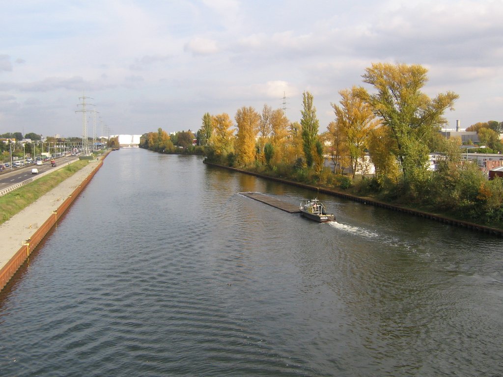 Ein kleines  Schubboot  schiebt eine Anlegestelle fr Ruderboote am 10.10.2008 im Westhafenkanal Richtung Berliner Westhafen