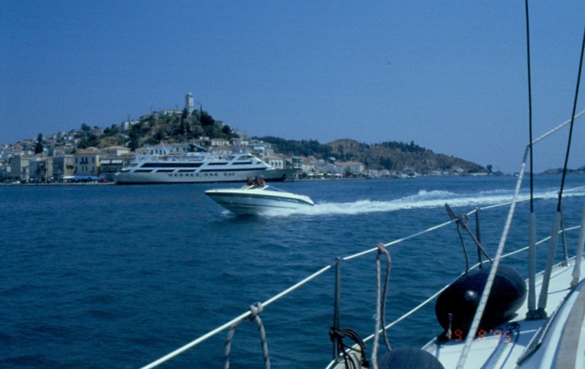 Ein Kreuzfahrschiff und ein Motorboot bei einer der Kykladeninseln im August 1995