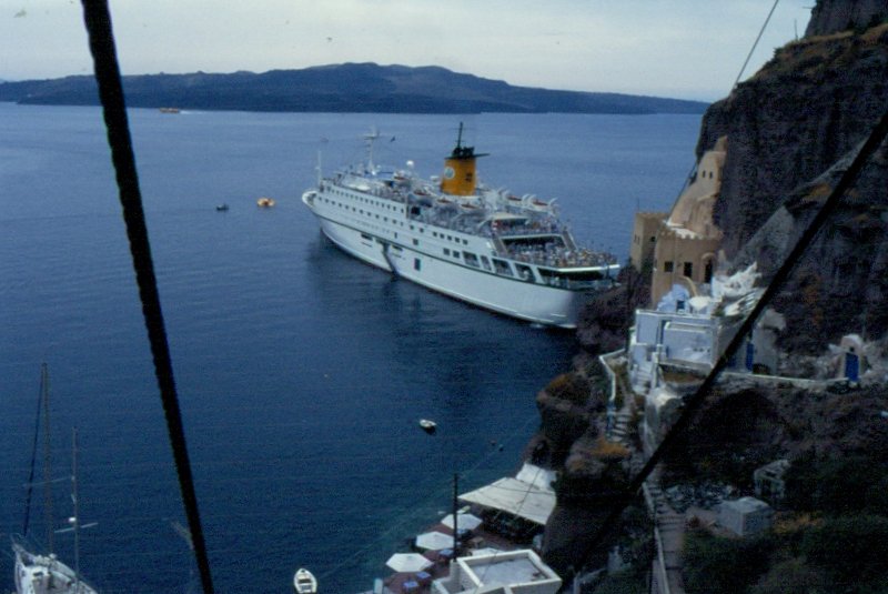 Ein Kreuzfahrtschiff hat in Santorin angelegt. (Mai 1996)