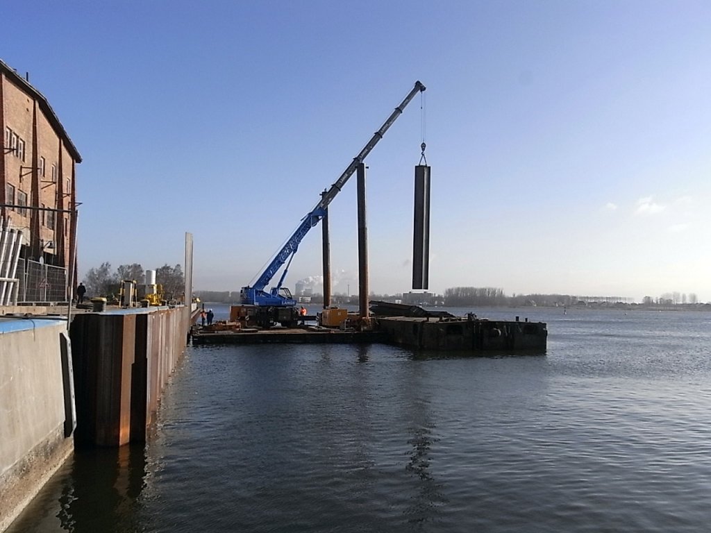 Ein mobiler Kran auf einem Arbeitsponton, am Haken ein Larsenelement welches beim Neubau der Pier verarbeitet wird. Hier im Rostocker Fracht- und Fischereihafen wird der Liegeplatz 2 auf einer Lnge von ca. 164 m komplett erneuert. 