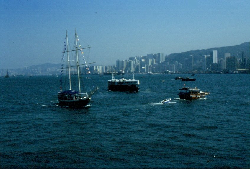 Ein Motorboot, ein Segelschiff und eine Star Ferry Personenfhre in Hong Kong im November 1988