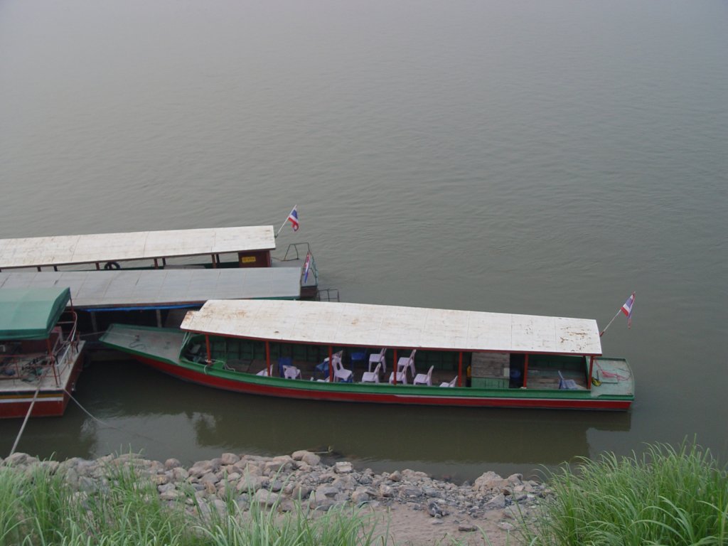 Ein Personen Motorboot auf dem Mekong bei Nong Khai / Thailand mit dem Passagiere nach Laos auf der gegenberliegende Fluseite bersetzen, bzw. Laoten nach Thailand kommen knnen. Fr Auslnder ist das bersetzen mit dem Boot nicht gestattet, sie mssen den offiziellen Grenzbergang an der  Freundschaftsbrcke  benutzen.