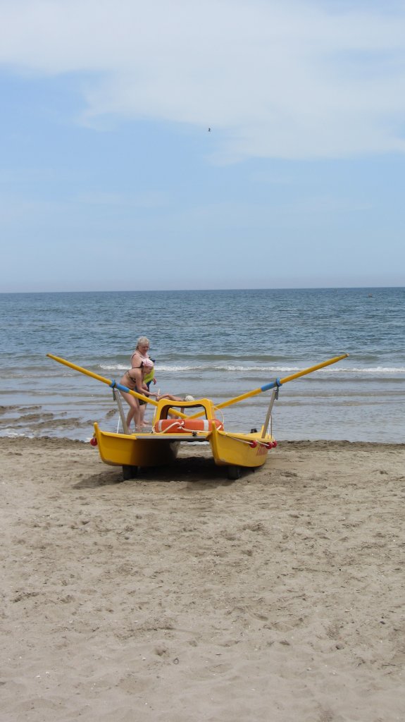 Ein Rettungsboot am Strand von Riccione.(8.6.2012)