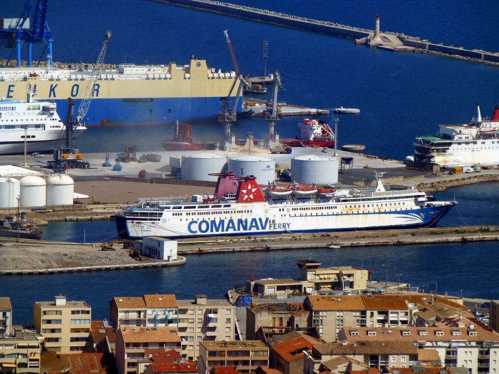 Ein Schiff der COMANAV FERRY im Hafen von Ste. Strecken nach Marokko: Ste-Nador und Ste-Tanger. Vom Mont Saint Clair aus gesehen am 05.08.2013