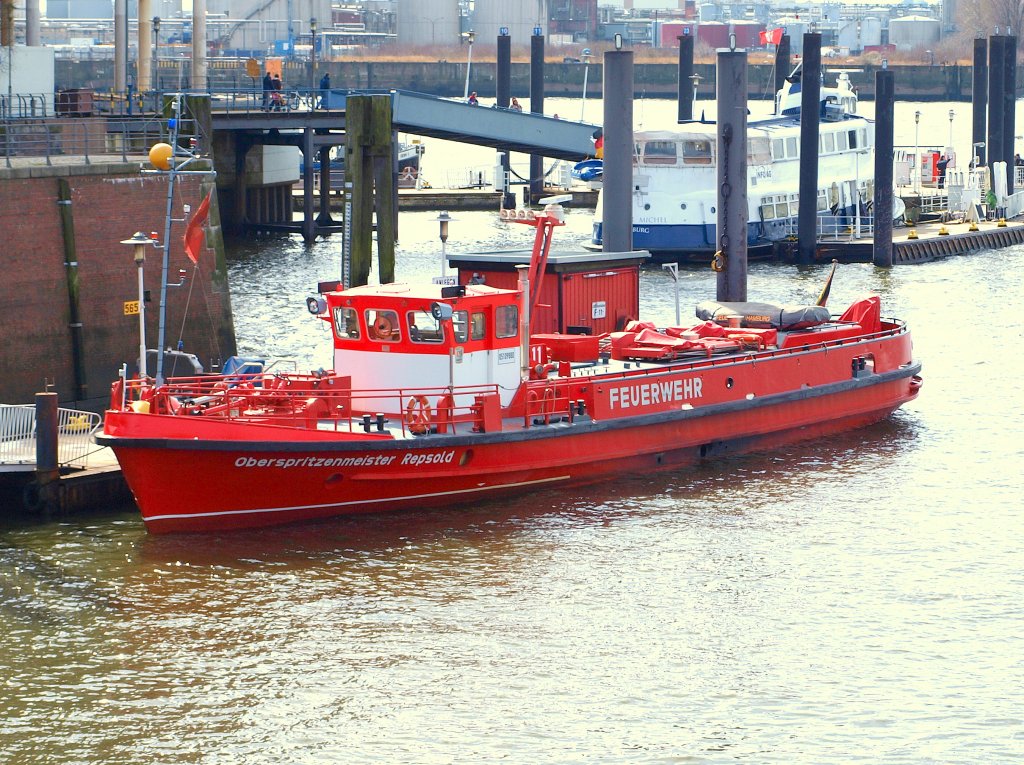 Ein Schiff der Feuerwehr im Hamburger Hafen mit dem schnen Namen  Oberspritzenmeister Repsold . Gesehen am 21.03.2010