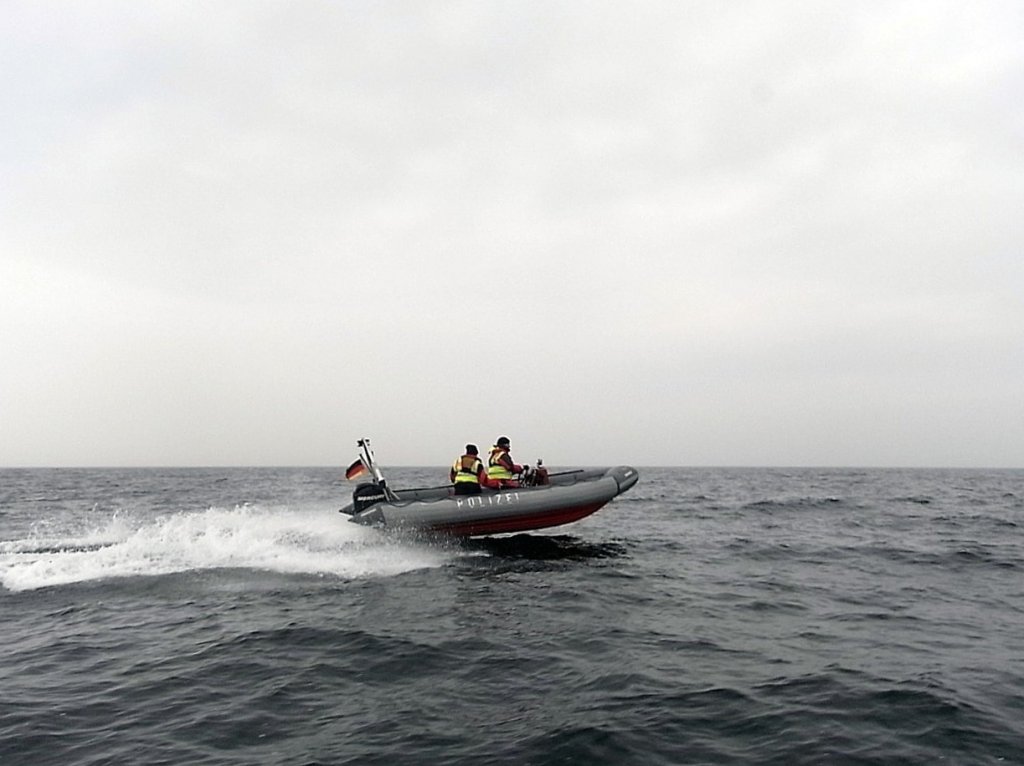 Ein Schlauchboot der Wasserschutzpolizei auf der Ostsee vor Khlungsborn im Einsatz. (19.05.11)
