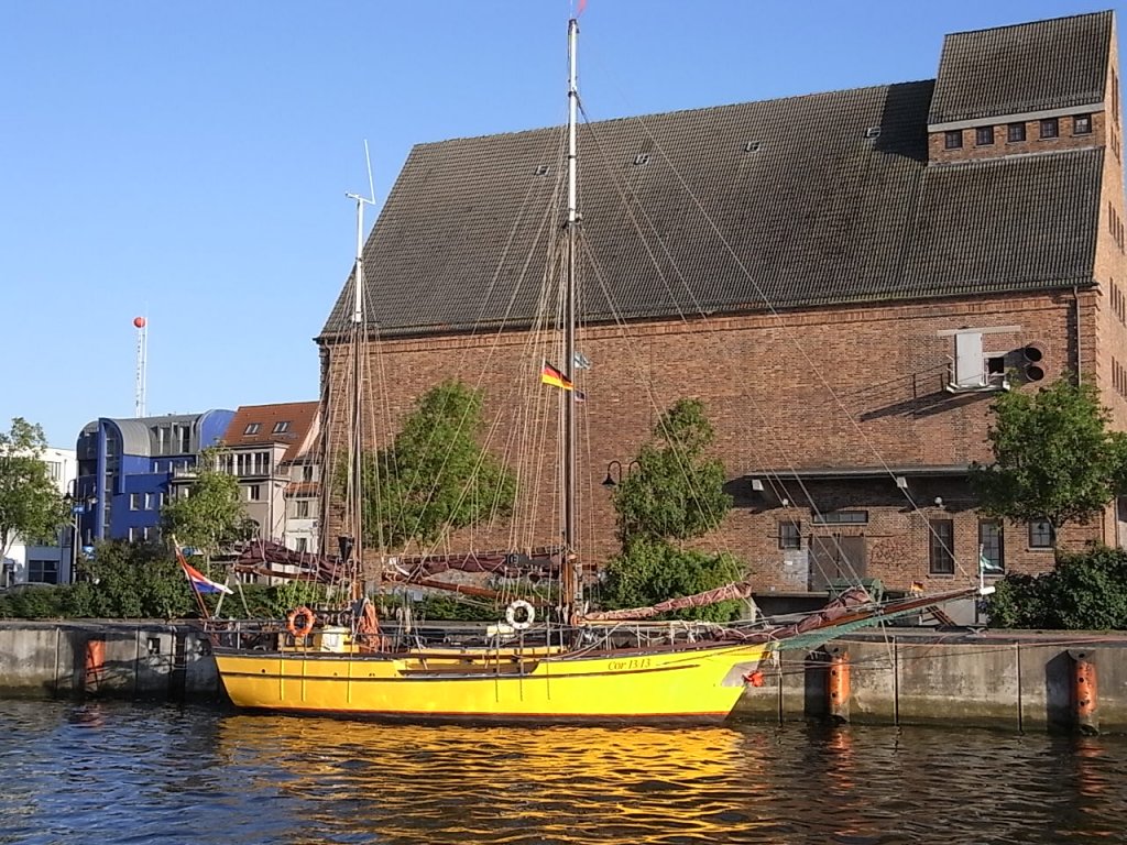 ein schner Zweimastsegler aus Holland, Cor.13:13, Heimathafen Rotterdam, am Liegeplatz bei den Silos im Rostocker Stadthafen