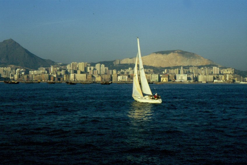 Ein Segelboot vor Hong Kong im November 1988