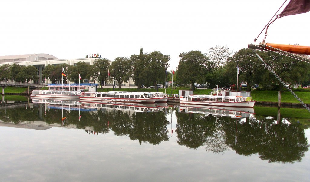 Ein seltener Anblick, die gesamte Quandt-Flotte liegt am Anleger bei der Musik-und Kongresshalle in Lbeck...  Aufgenommen am 26.7.2011 um 8:00 Uhr