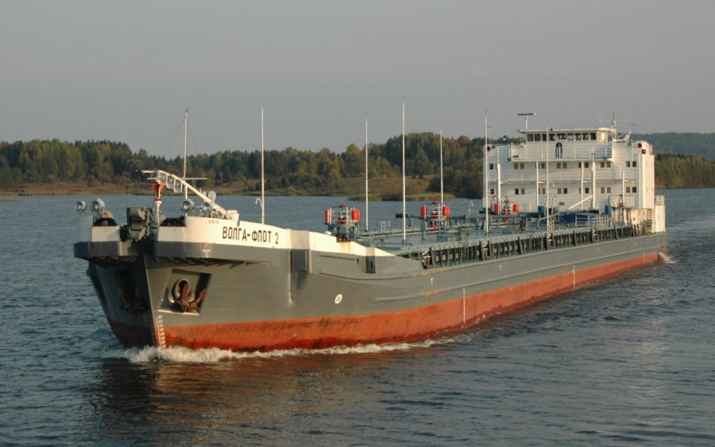 Ein Tanker >Volga-Flot 2< auf der Wolga. Das Schiff hat eine Lnge von 140 m und eine Breite von 17 m und hat eine maximale Geschwindigkeit von 7 Knoten. Aufgenommen am19.09.2010.

