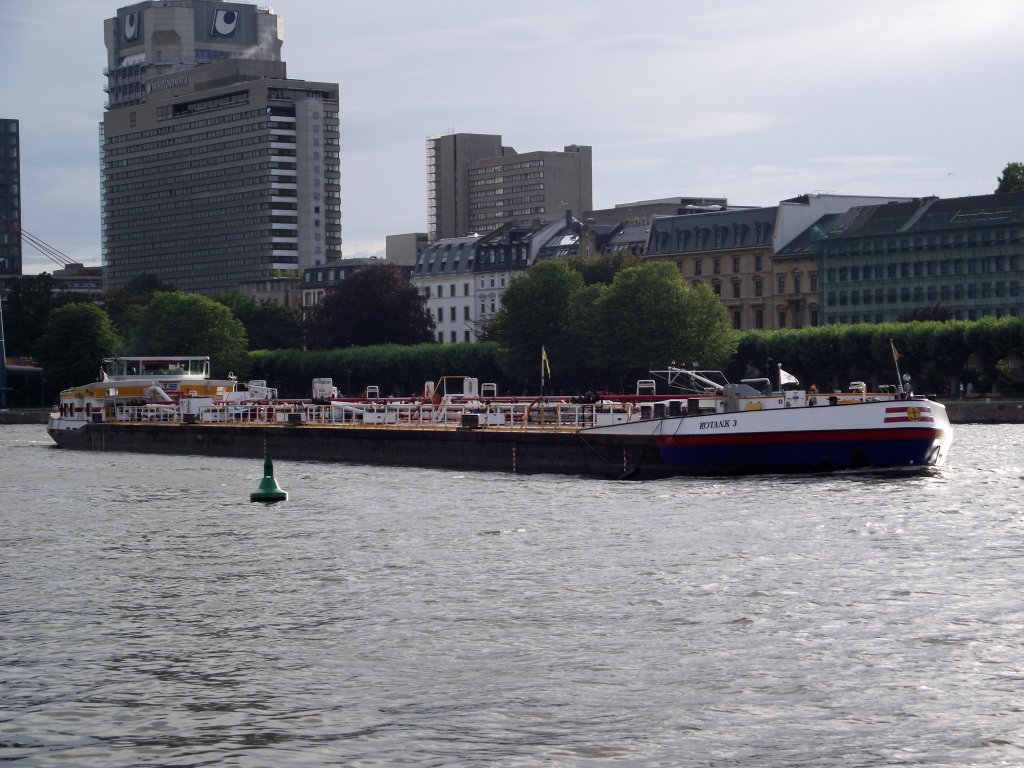 Ein Tankschiff mit dem Namen Kotank in Frankfurt am Main am 09.07.11