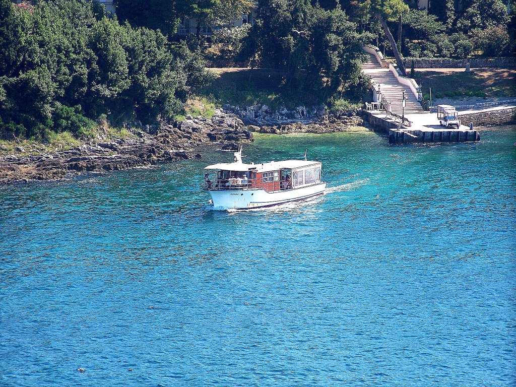 Ein Touristenschiff fhrt in richtung Hafen von Rovinj (HR). Aufgenommen am 12.07.10.