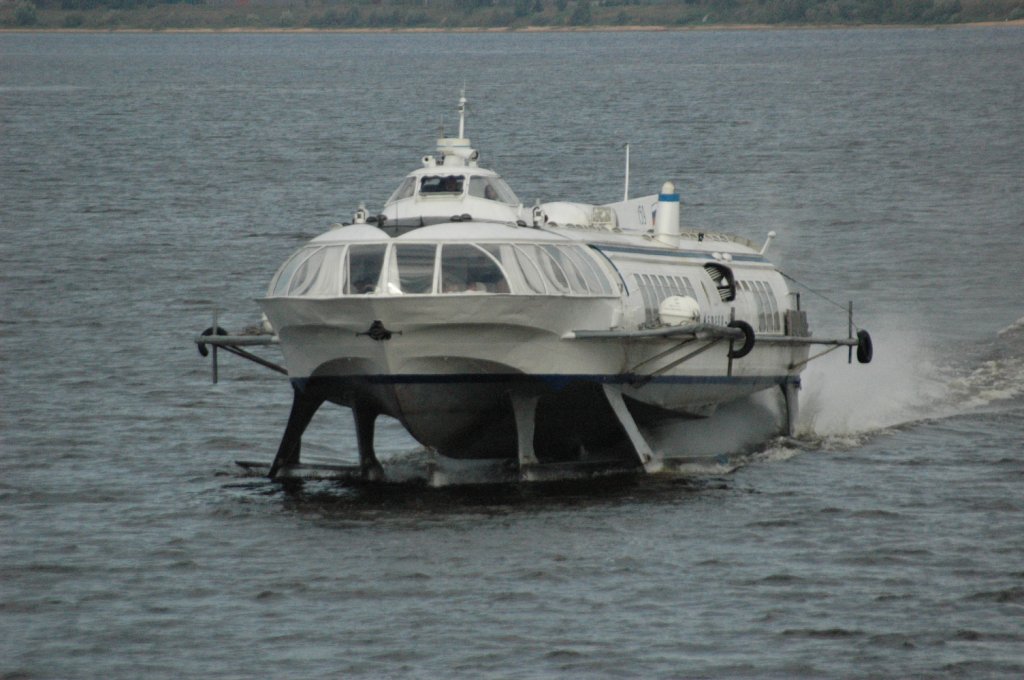 Ein Tragflgelboot auf der Wolga bei Jaroslawl Russland rauscht wie ein Blitz an uns vorbei. Schnell fotografiert am 14.09.2010