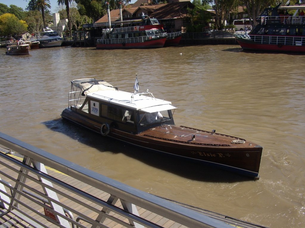 Ein Wassertaxi  Elsie P  in der  Estacion Fluvial  in Tigre, Argentinien. Im Delta des Rio Paran 8.4.2012