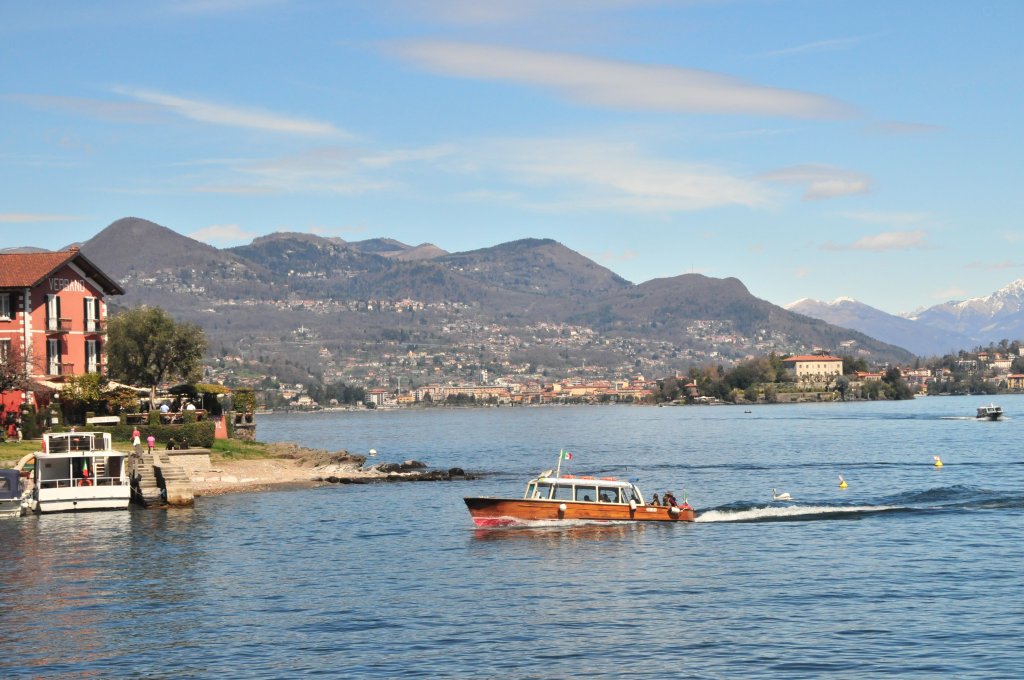 Ein Wassertaxi verkehrt zwischen Stresa und den Borromischen Inseln. 13.4.2013