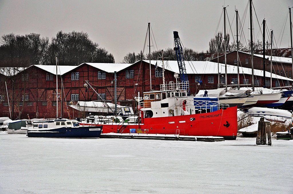 ein weiteres ehemaliges GST-Boot im Kanal auf dem Dnholm/Stralsund vor dem ehm. Pionierschif am 22.01.2010, gefhrt als Motorbarkasse  MB13 I/II  - Projekt 590