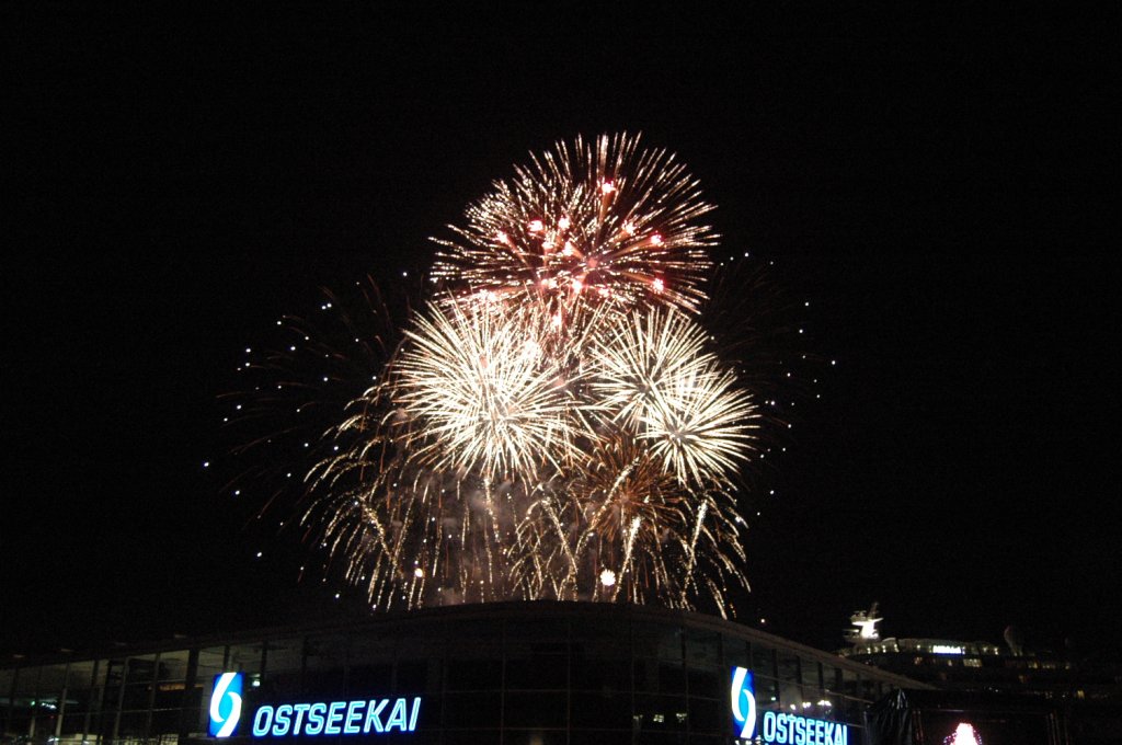 Ein zauberhaftes Feuerwerk im Anschluss an die Taufe der AIDAsol vor dem Ostseekai in Kiel am 09.04.2011. 