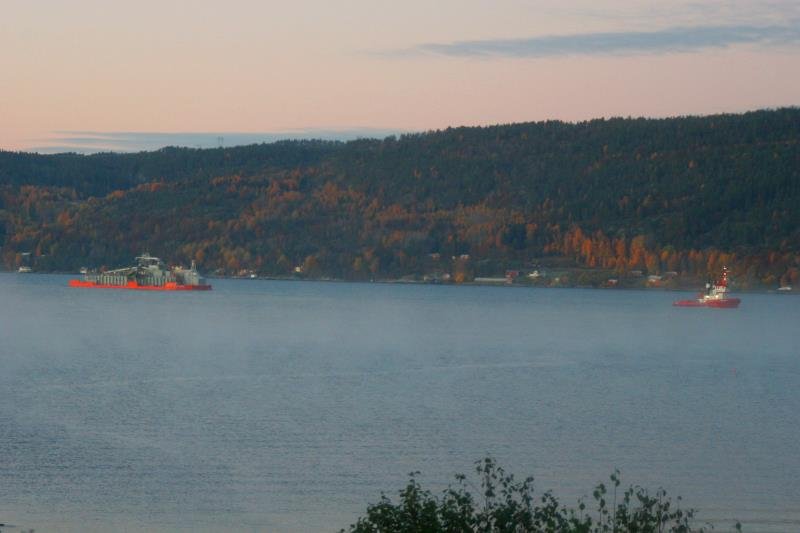 Ein ziemlich seltsames Gespann passiert am Morgen des 29.10.2009 Skiphelle und fhrt den Oslofjorden hinauf.