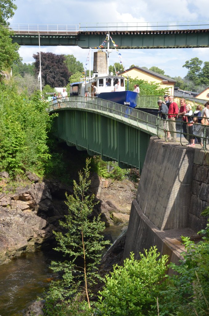 Eine 32,5m lange Trogbrcke (Aquadukt) die von 33000 Nieten zusammengehalten wird. Am Dalslands-Kanal an der Schleuse Hverud, mu eine Hhe von 66m berwunden und diese Brcke berfahren werden. 12.07.2012