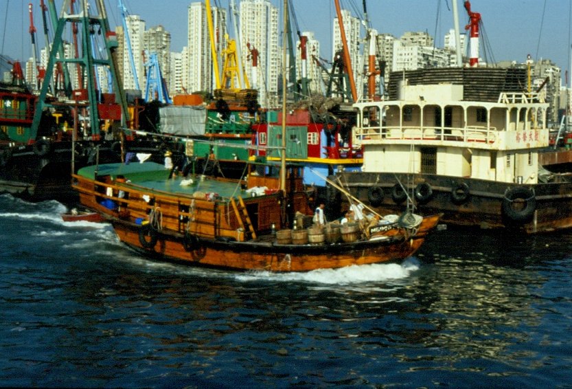 Eine chinesische Dschunke vor dem Hafen von Hong Kong im November 1988