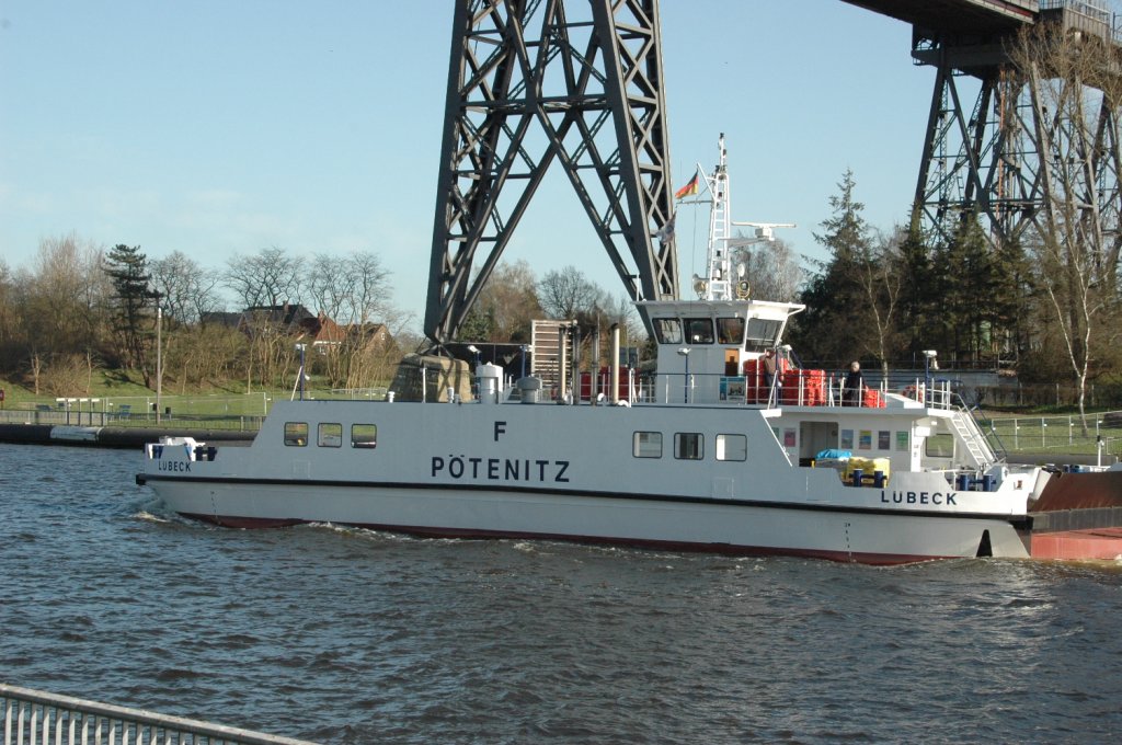 Eine Fhre auf Abwegen auf dem Nord-Ostsee-Kanal. Die ‘‘Ptenitz‘‘ / Lbeck gesehen bei Rendsburg am 11.04.2011. Die Priwall-Fhren sind heute wie frher die schnellste und krzeste Verbindung zwischen Travemnde (Schleswig-Holstein),  dem Priwall und Mecklenburg-Vorpommern. Zum Einsatz kommen die drei Autofhren “Travemnde”, “Ptenitz” und “Berlin”.